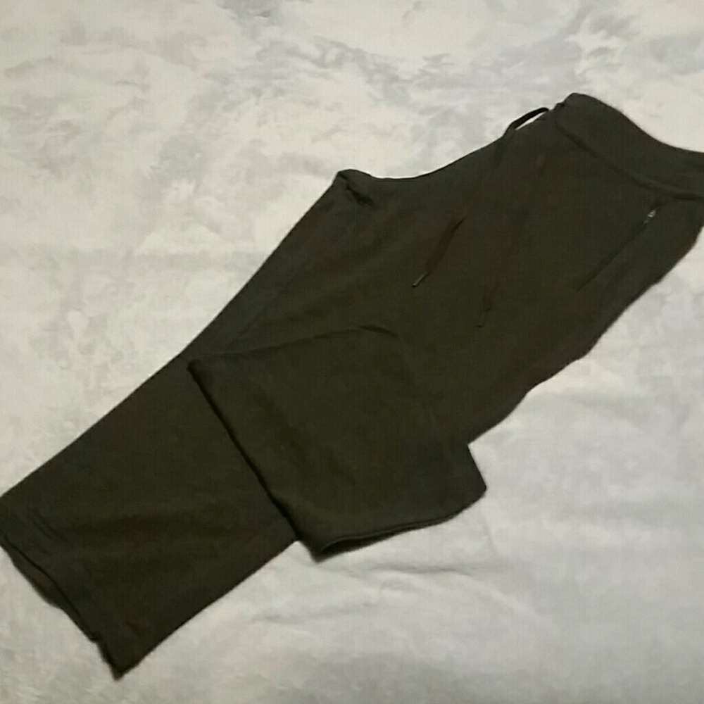 New w/o tags Size L green tea capris